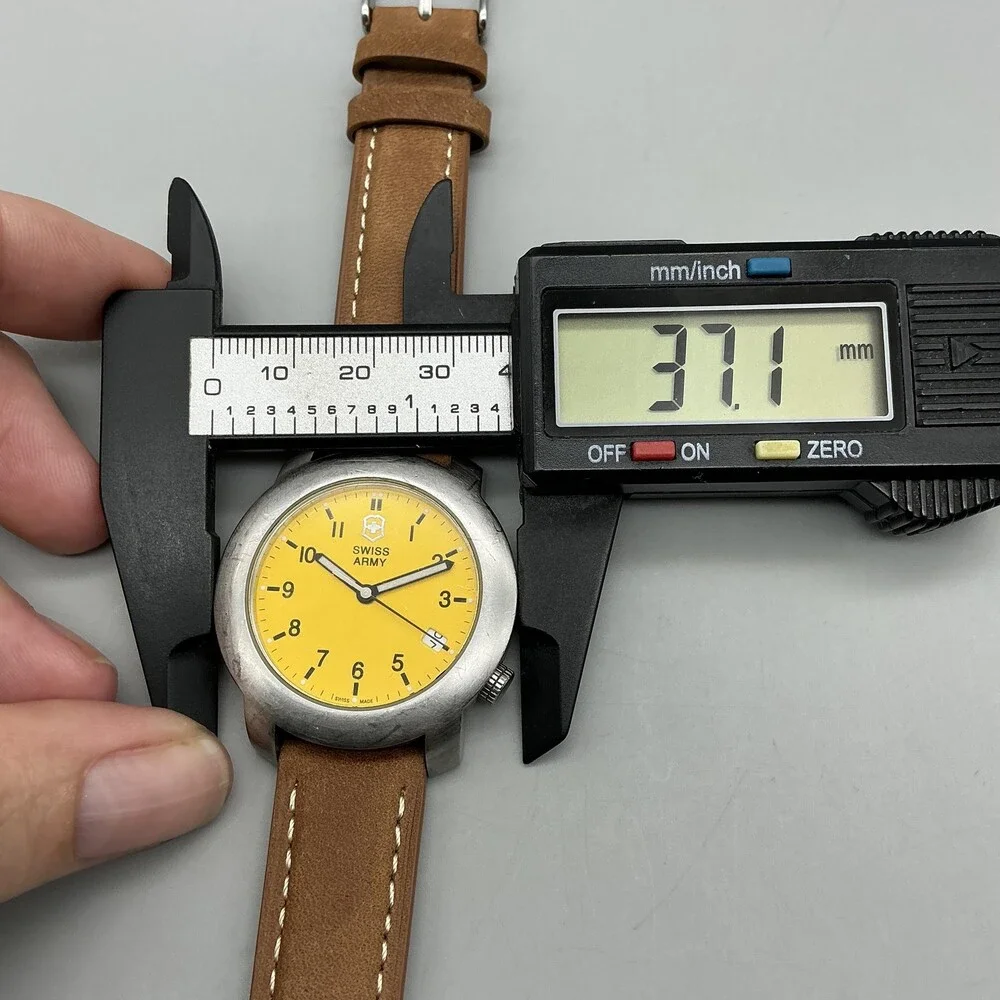 Victorinox Swiss Army V7-00 Mens Watch 37mm Yellow Dial Leather New Battery